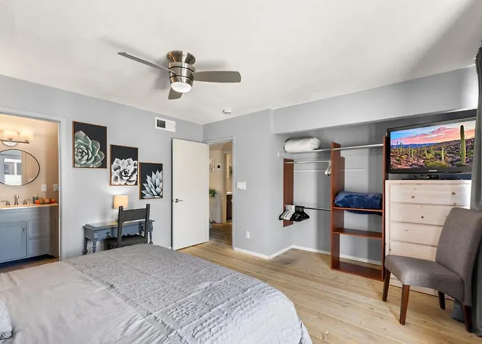 Renovated Private In The Heart Of Old Town Scottsdale, Pool & Hot Tub, Outdoor Bar & Kitchen, Walk To Shops & Bars Apartment Scottsdale