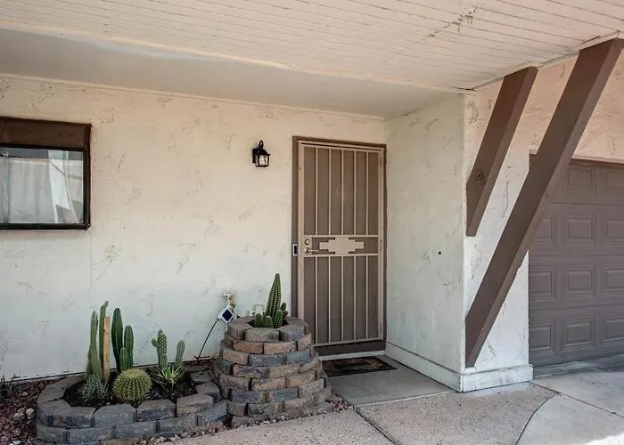 Renovated Private In The Heart Of Old Town Scottsdale, Pool & Hot Tub, Outdoor Bar & Kitchen, Walk To Shops & Bars