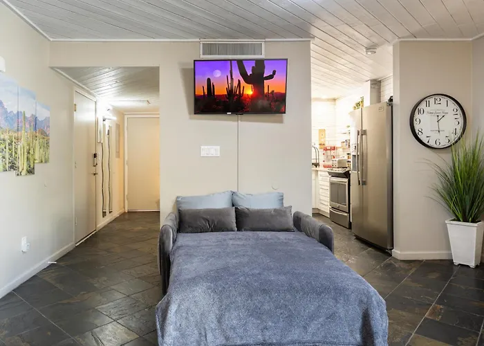 Renovated Private In The Heart Of Old Town Scottsdale, Pool & Hot Tub, Outdoor Bar & Kitchen, Walk To Shops & Bars Apartment Scottsdale