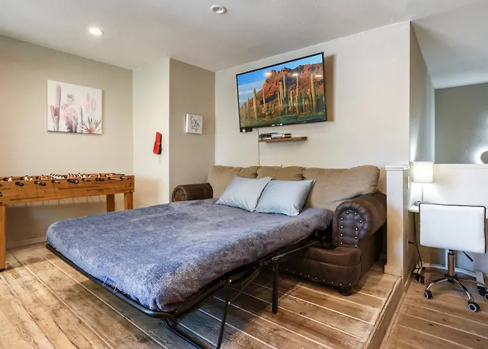 Apartment Renovated Private In The Heart Of Old Town Scottsdale, Pool & Hot Tub, Outdoor Bar & Kitchen, Walk To Shops & Bars