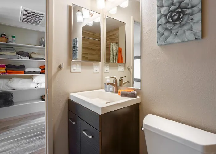 Renovated Private In The Heart Of Old Town Scottsdale, Pool & Hot Tub, Outdoor Bar & Kitchen, Walk To Shops & Bars Apartment