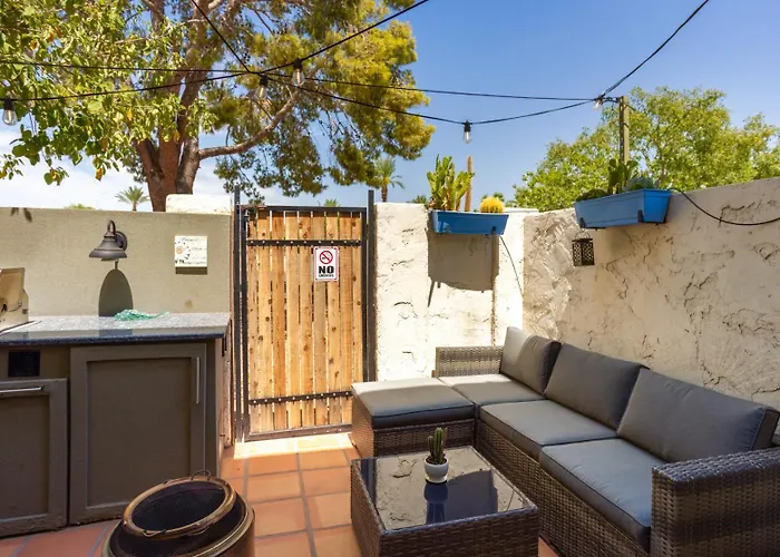 Renovated Private In The Heart Of Old Town Scottsdale, Pool & Hot Tub, Outdoor Bar & Kitchen, Walk To Shops & Bars