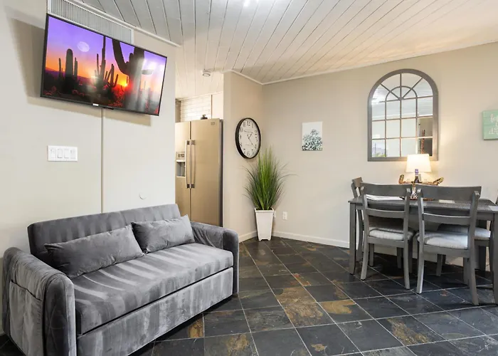 Renovated Private In The Heart Of Old Town Scottsdale, Pool & Hot Tub, Outdoor Bar & Kitchen, Walk To Shops & Bars Apartment