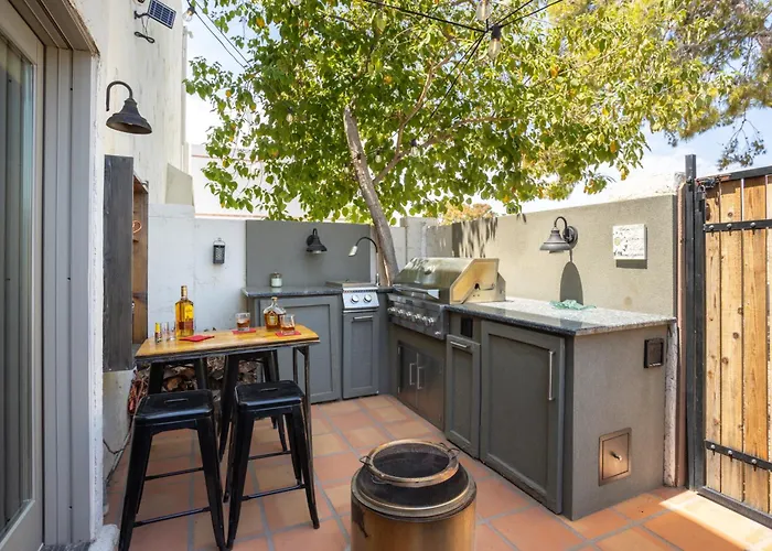Renovated Private In The Heart Of Old Town Scottsdale, Pool & Hot Tub, Outdoor Bar & Kitchen, Walk To Shops & Bars Apartment Scottsdale